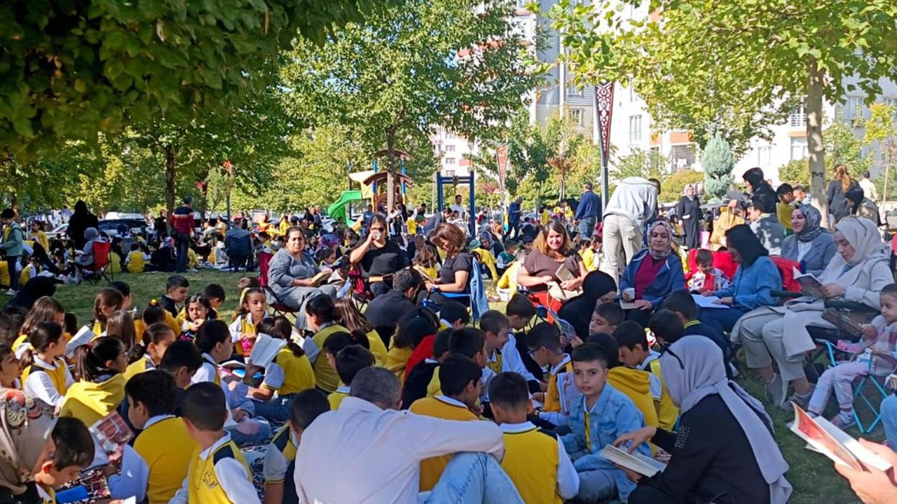 Batman'da ilkokuldan "Aile Yılı"na özel okuma etkinliği