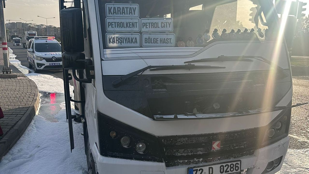 Batman'da seyir halindeki minibüste yangın paniği