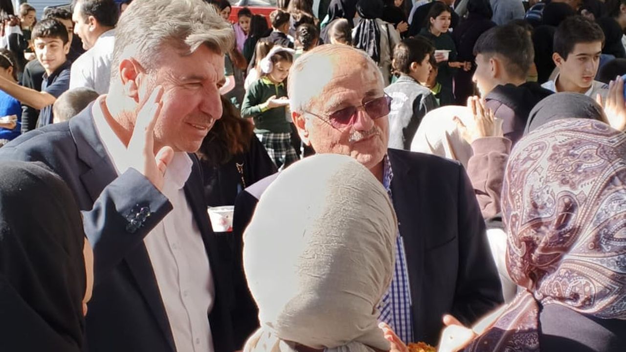 Belediye Başkanı Özhan, öğrencilerin Gazze yararına düzenlediği kermese katıldı