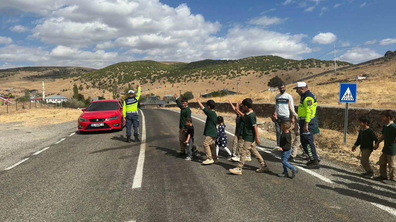 Bingöl’de minik öğrencilere trafik bilinci eğitimi