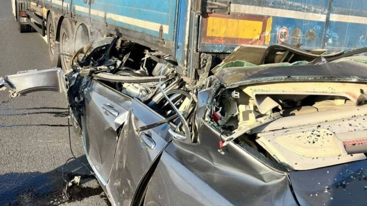 Ceyhan'da feci kaza: Otomobil tıra arkadan çarptı, sürücü hayatını kaybetti