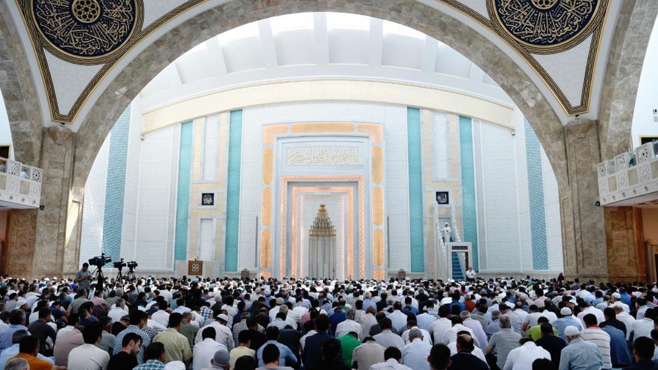 Cuma hutbesi: Ailede huzurun kaynağı; merhamet ve muhabbet