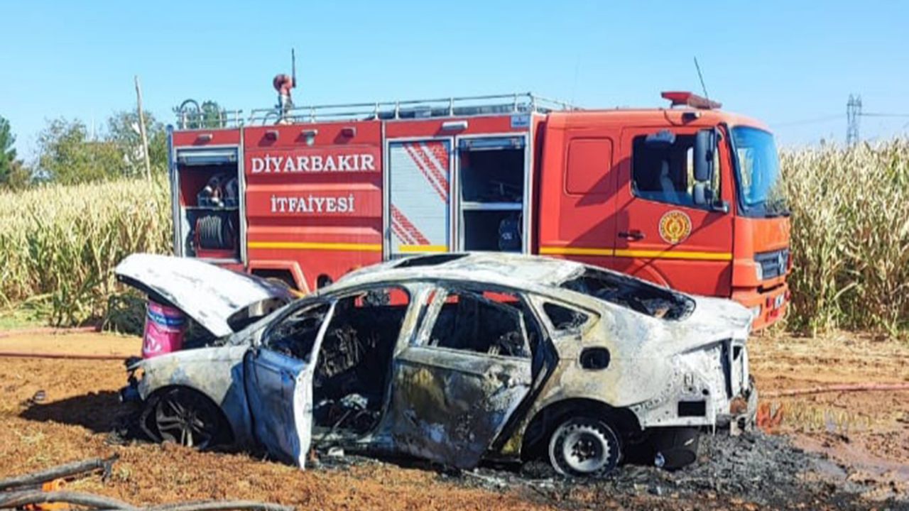 Diyarbakır'da seyir halindeki otomobil yandı