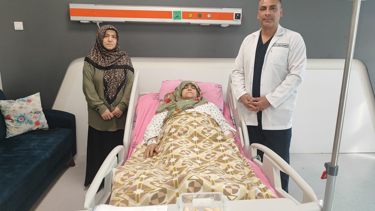 Dizinde 24 adet taşlaşmış tümörle 15 yıldır yaşayan hasta sağlığına kavuştu