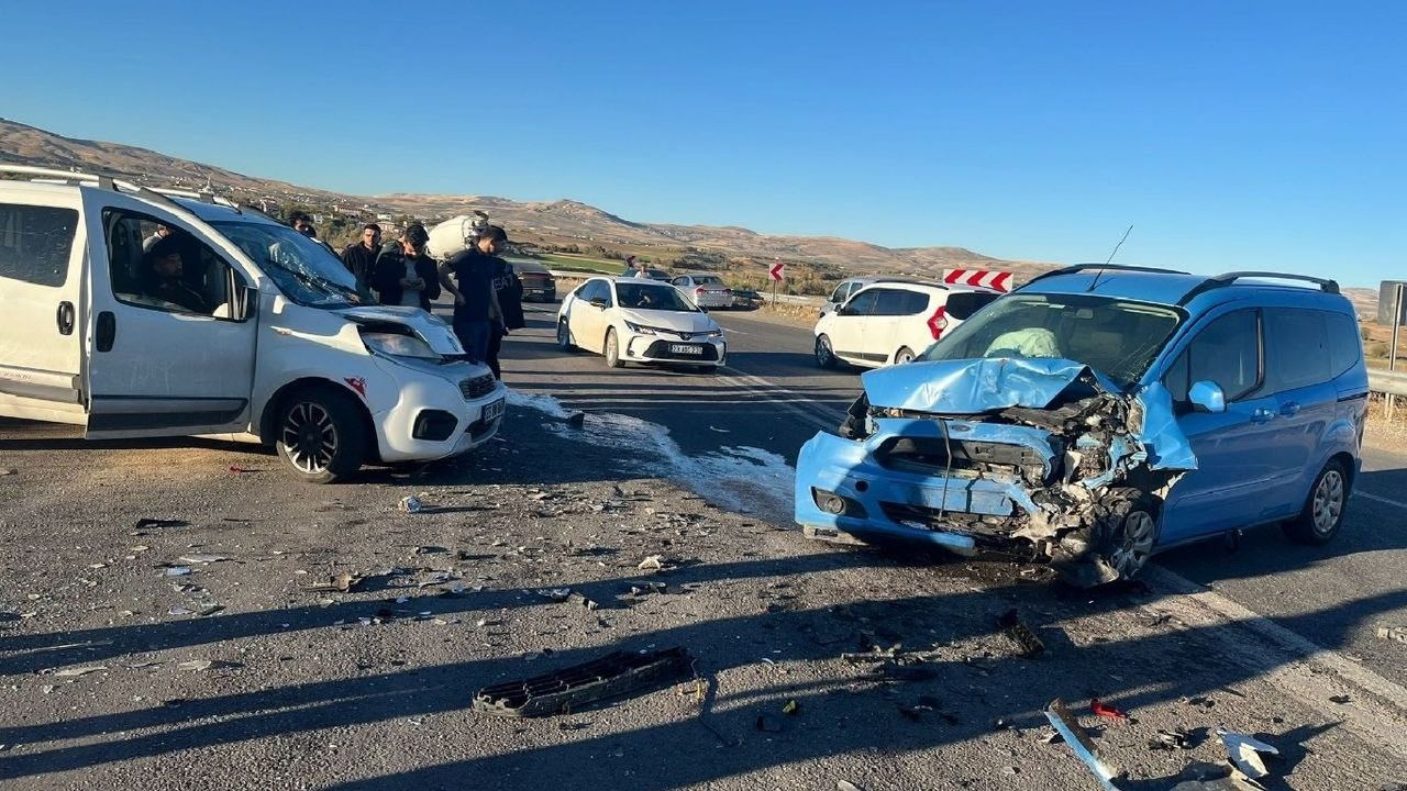 Elazığ’da iki hafif ticari araç çarpıştı: 1 yaralı