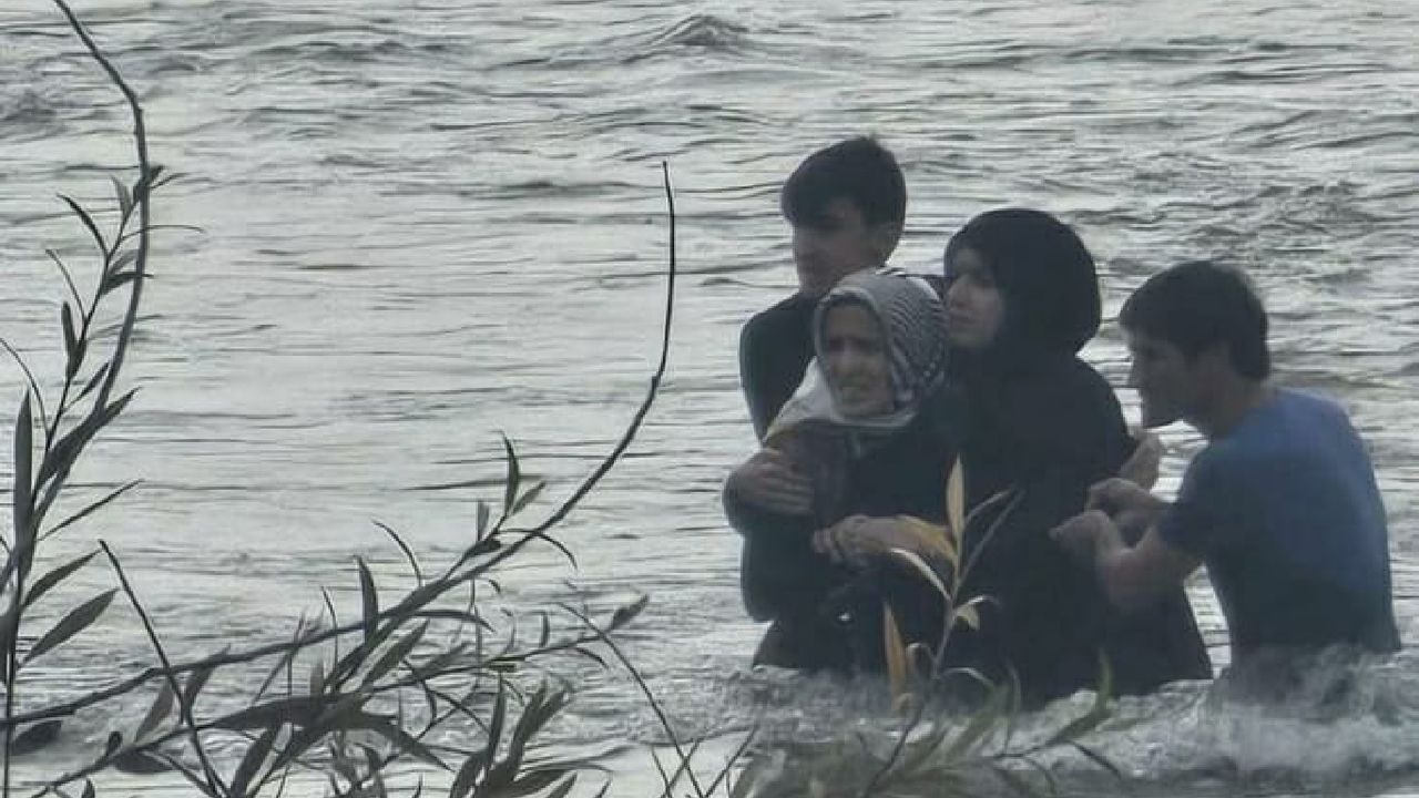 Elazığ’da Murat Nehri’nde mahsur kalan aileyi vatandaş kurtardı