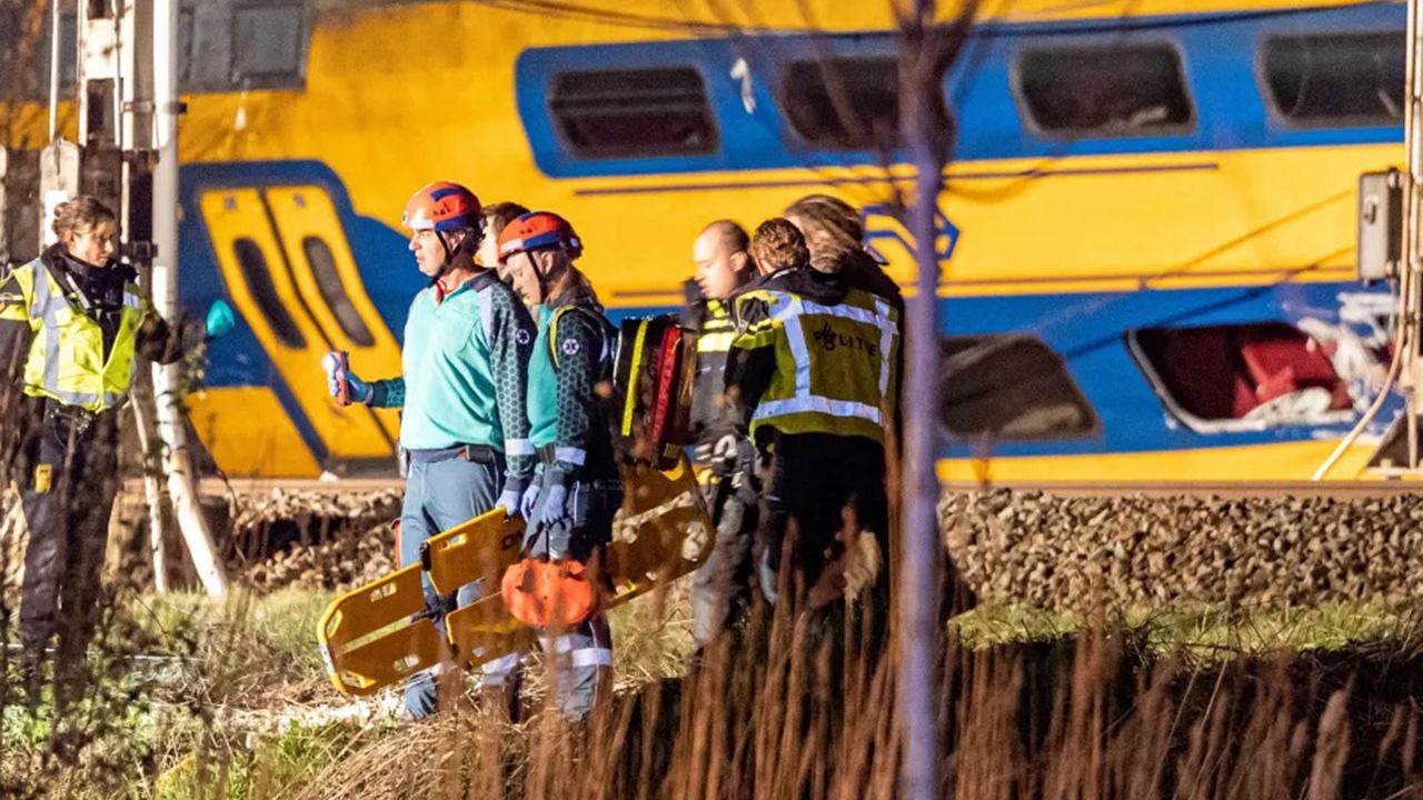 Hollanda'da yolcu treni hemzemin geçitte kalan tır'a çarptı: 5 yaralı