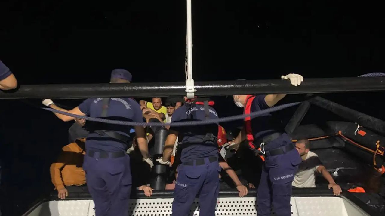 İzmir açıklarında 48 düzensiz göçmen yakalandı