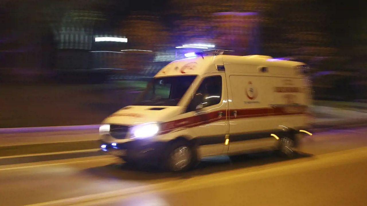 İzmir’de otomobil ile pikap çarpıştı: 3’ü çocuk 6 yaralı