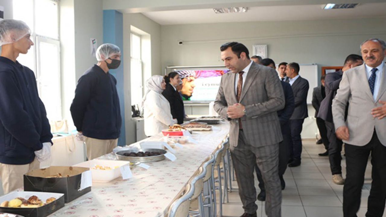 Karlıova’da Şehit Hacı Alan Anadolu İmam Hatip Lisesi'nde Gazze yararına kermes düzenlendi