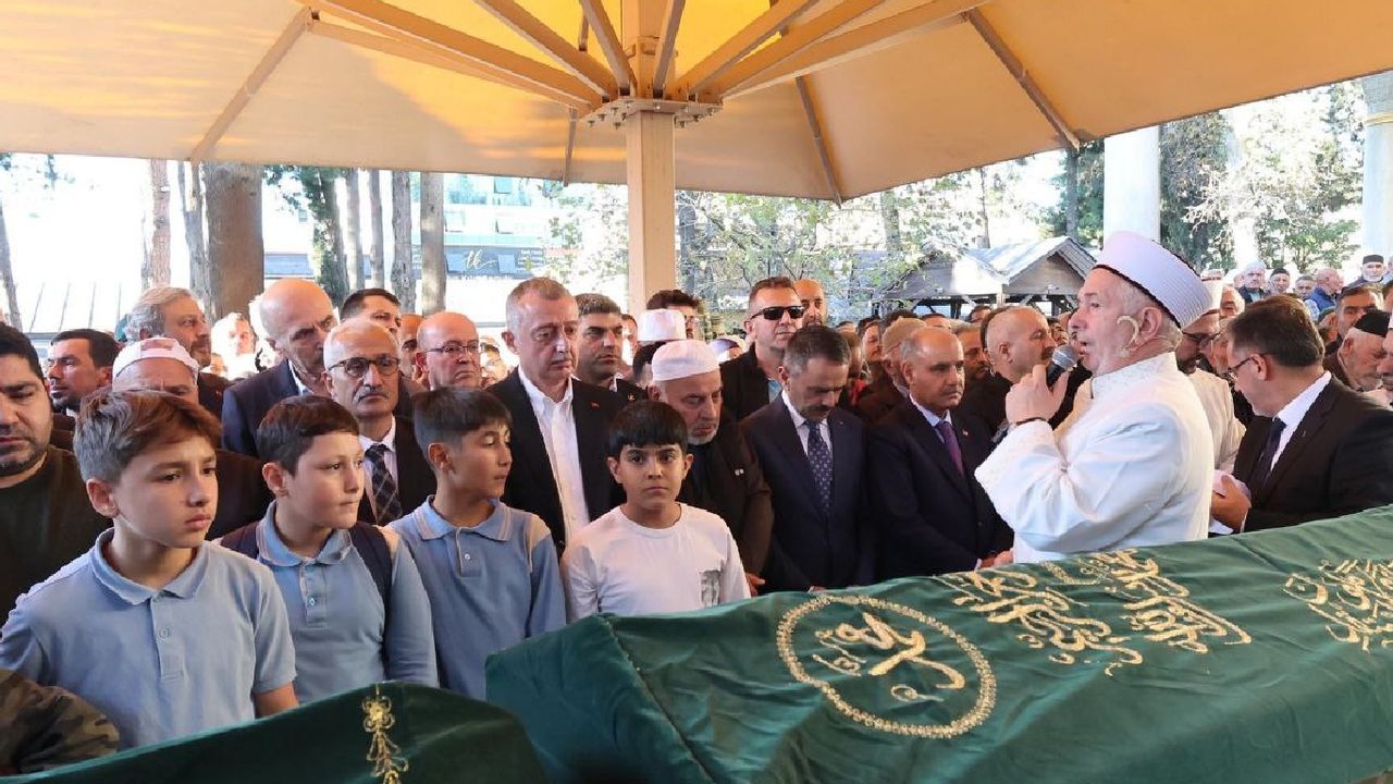 Kocaeli’de çöken binada hayatını kaybeden Bilir ailesi toprağa verildi