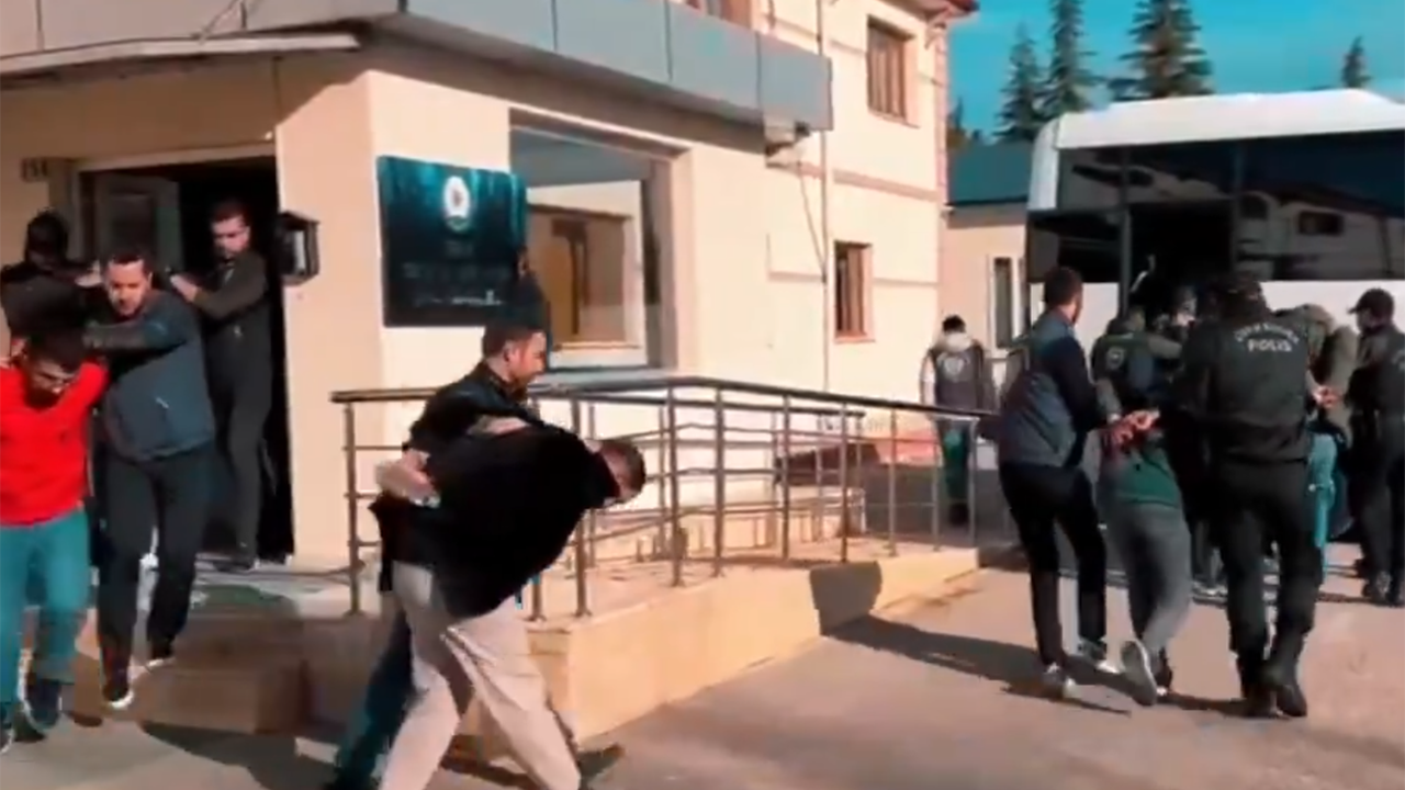 Konya polisinden Instagram dolandırıcılarına operasyon: 11 tutuklama