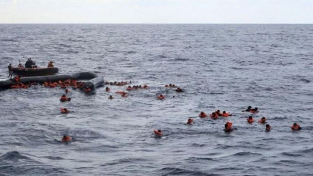 Libya açıklarında göçmen teknesi battı: 18 ölü