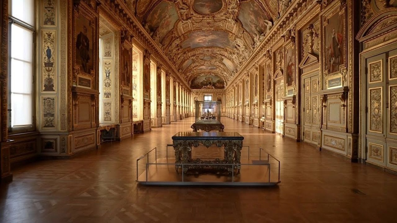 Louvre Müzesi'nde mücevher hırsızlığıyla ilgili iki şüpheli yakalandı