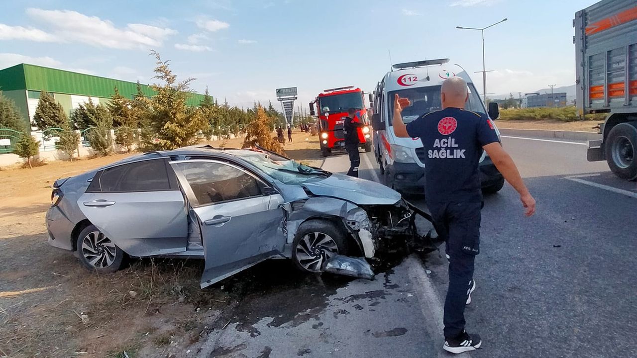 Malatya'da iki otomobil çarpıştı: 1'i ağır 2 yaralı