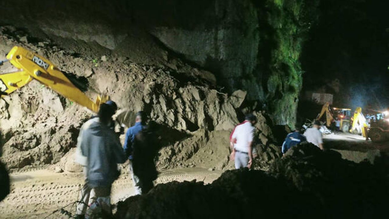 Otobüs heyelan sonucu düşen kayaların altında kaldı: 15 ölü