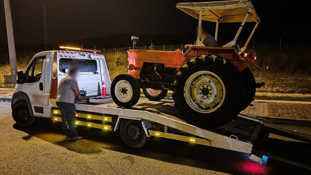 Otoyolda traktörle seyreden sürücüye ceza: Traktör trafikten men edildi