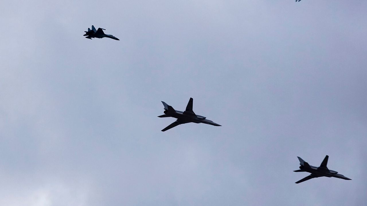 Polonya savaş uçakları Rus uçağını engelledi