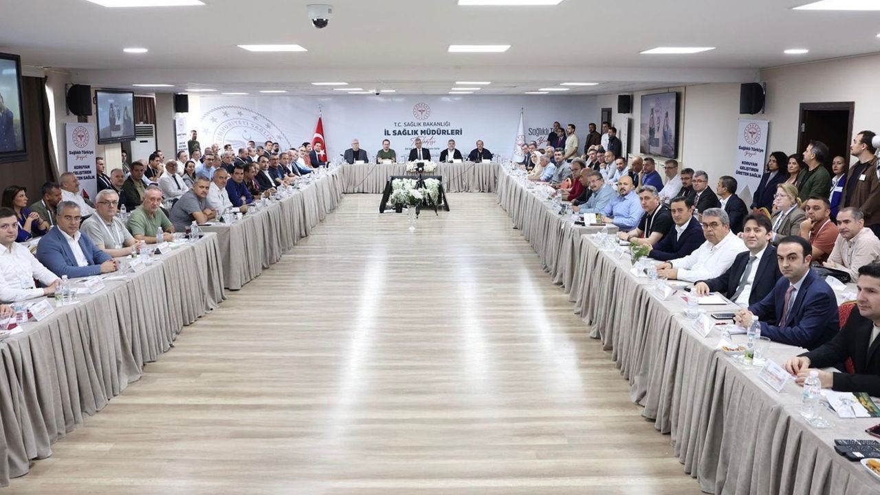 Sağlık Bakanı Memişoğlu başkanlığında il sağlık müdürleri İzmir’de buluştu