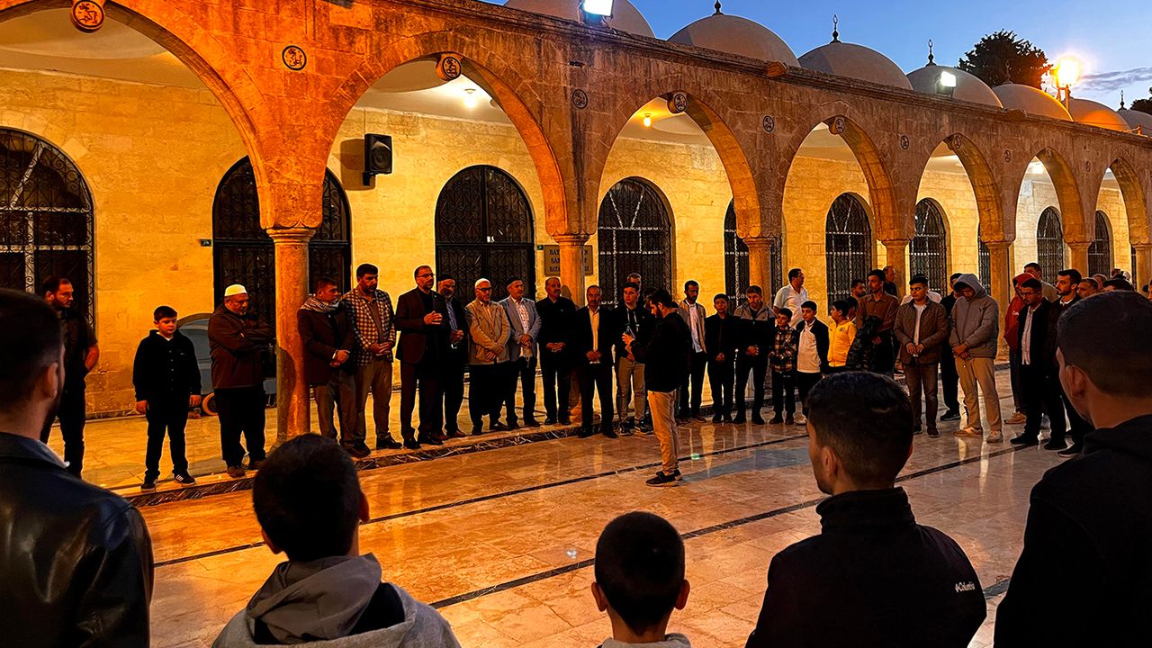 Şanlıurfa'da gençler sabah namazında buluştu