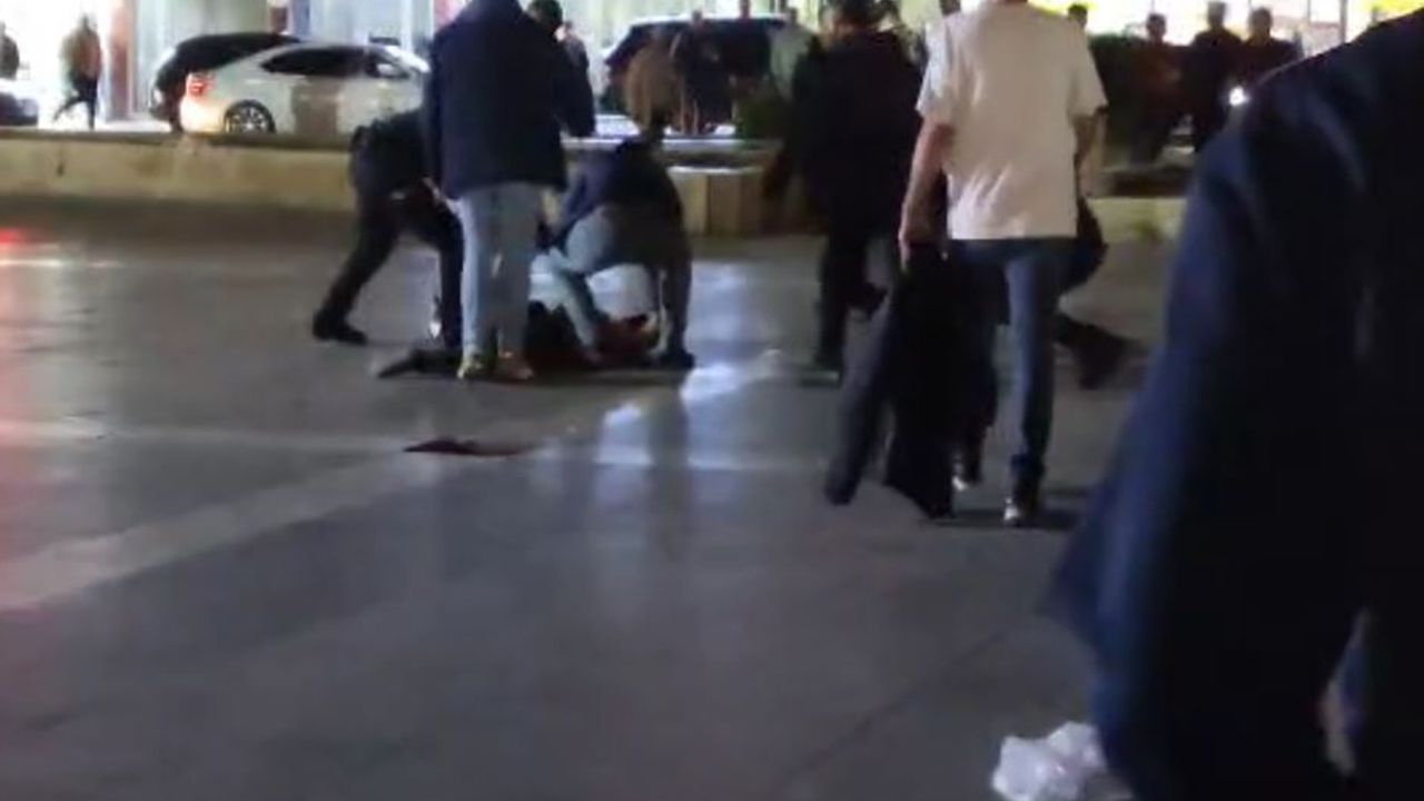 Sinir krizi geçiren şahıs çevredekilere saldırdı: 1 yaralı