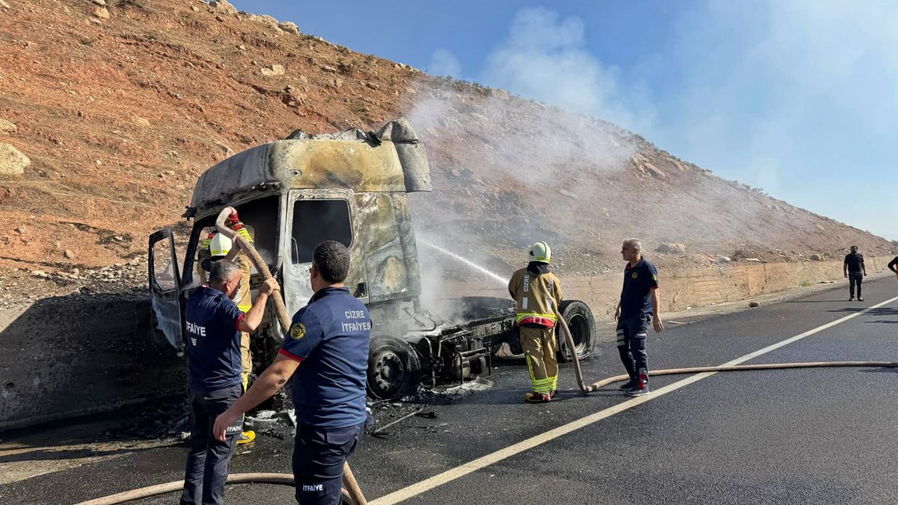 Şırnak’ta yanan tır kullanılamaz hale geldi