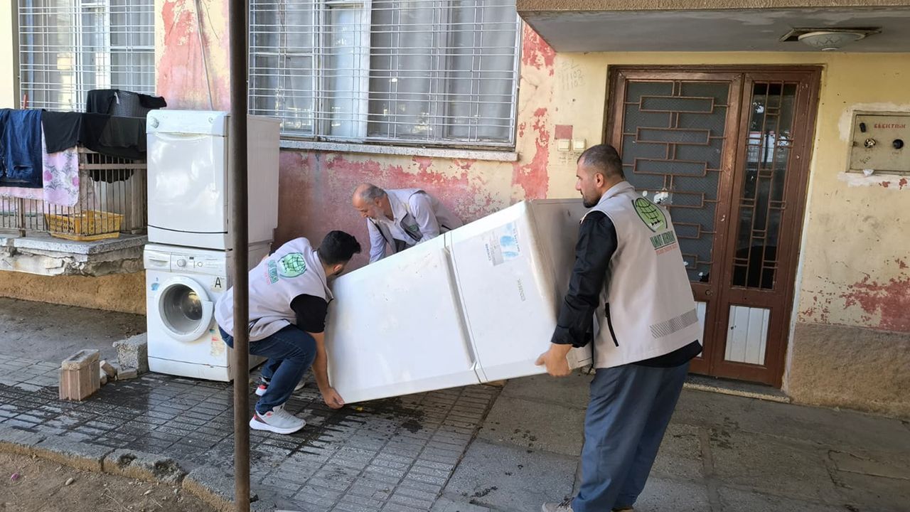 Tarsus Umut Kervanı’ndan mağdur aileye beyaz eşya desteği