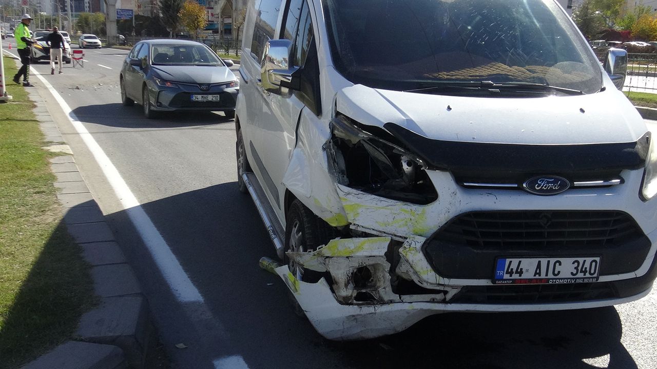 Transit ticari taksiye çarptı: Bir yaralı