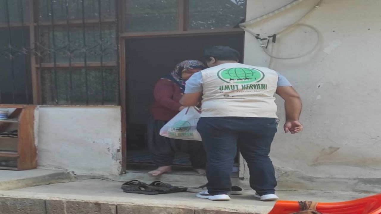 Umut Kervanı, Kozan’da muhtaç ailelere gıda yardımı yaptı
