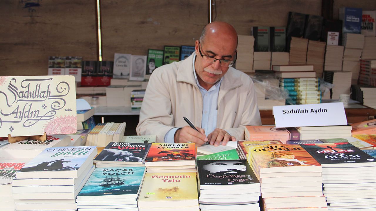 Yazar Aydın: Kitap, bilgiye giden köprüdür