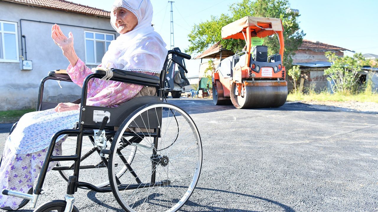 Yeşilyurt Belediyesi, 90 yaşındaki yaşlı kadının yol talebini yerine getirdi