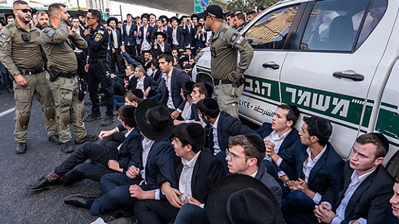 Yüz binlerce ultra-Ortodoks Yahudi, zorunlu askerliğe karşı gösteri düzenledi