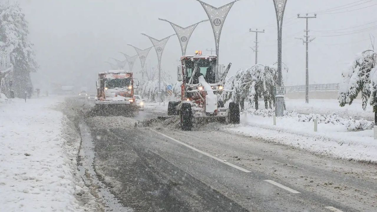 Bitlis'te eğitime kar engeli