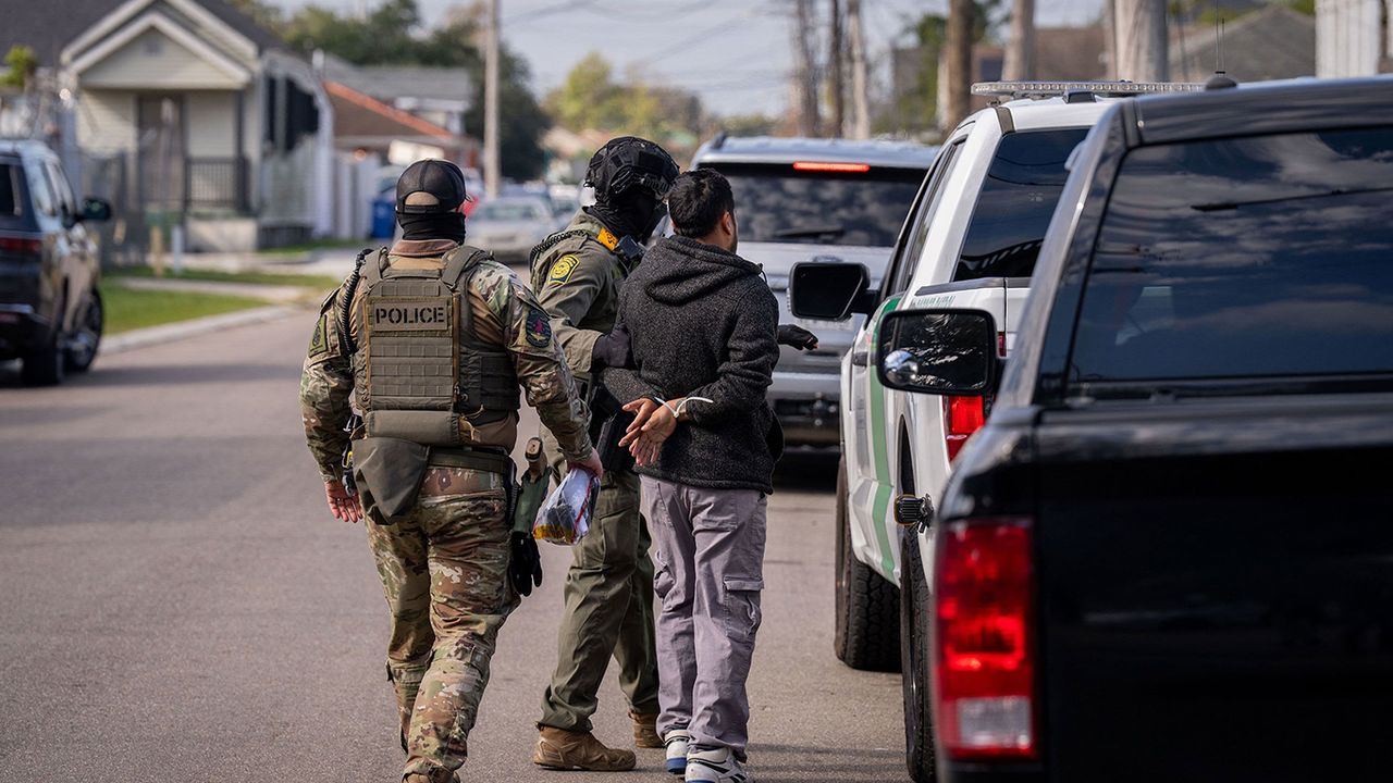 ABD İç Güvenlik Bakanı: Minneapolis'te 10 binden fazla düzensiz göçmen gözaltına alındı