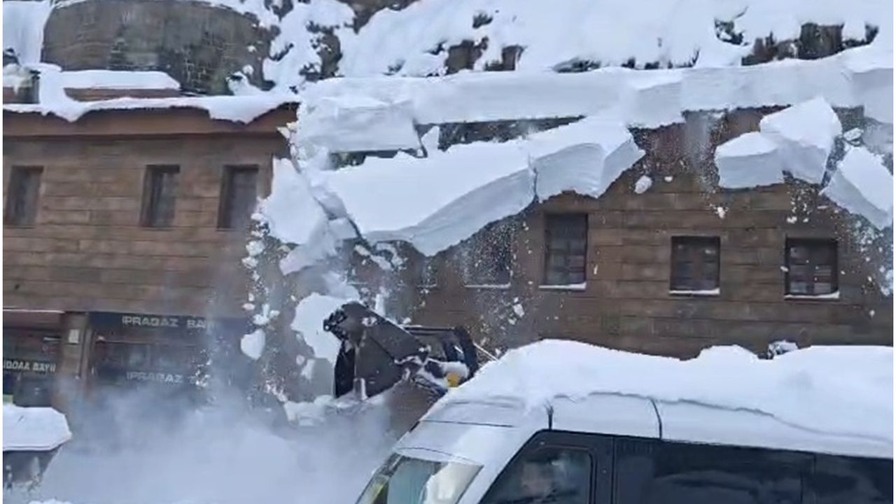 ​Bitlis’te çatıda biriken kar kütleleri iş makinesinin üzerine düştü
