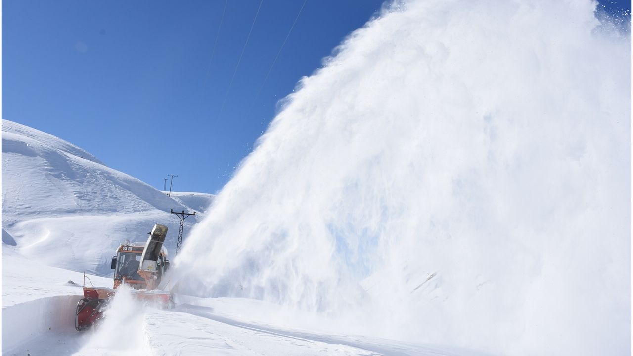Bitlis’te hayat durdu, 335 yerleşim yeri ulaşıma kapandı.