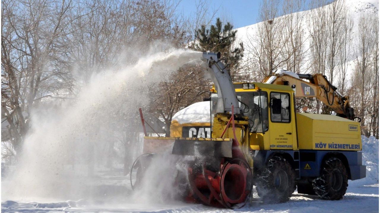 ​Bitlis’te köy yollarının açılması için çalışmalar sürüyor