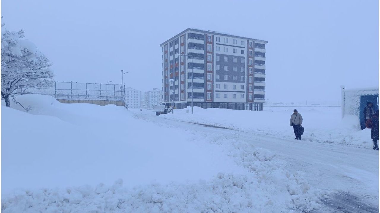 Bitlis’te hayat durdu, 304 köy yolu ulaşıma kapandı