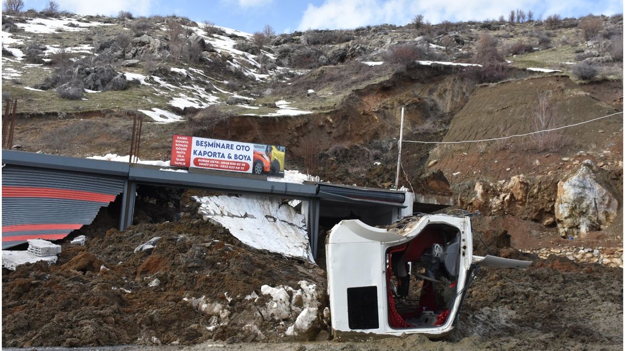Bitlis’te iş yerleri heyelanın altında kaldı