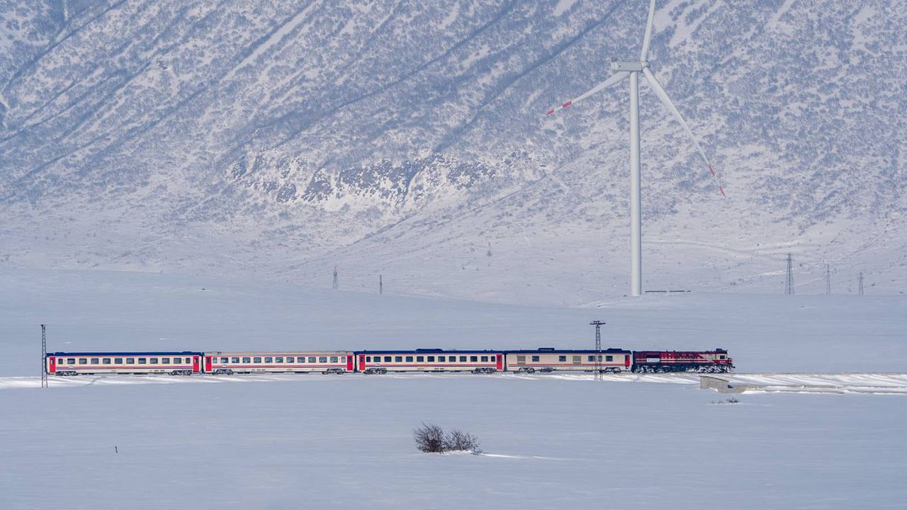 Bitlis'te karla bütünleşen tren yolculuğunda kartpostallık görüntüler