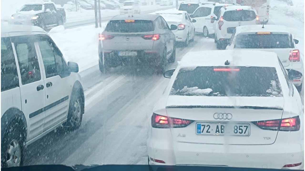 Bitlis'te kış geri geldi: 84 köy yolu ulaşıma kapandı