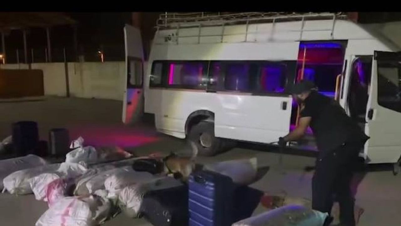 Bitlis'te durdurulan araçta 8 kilogram skunk ele geçirildi