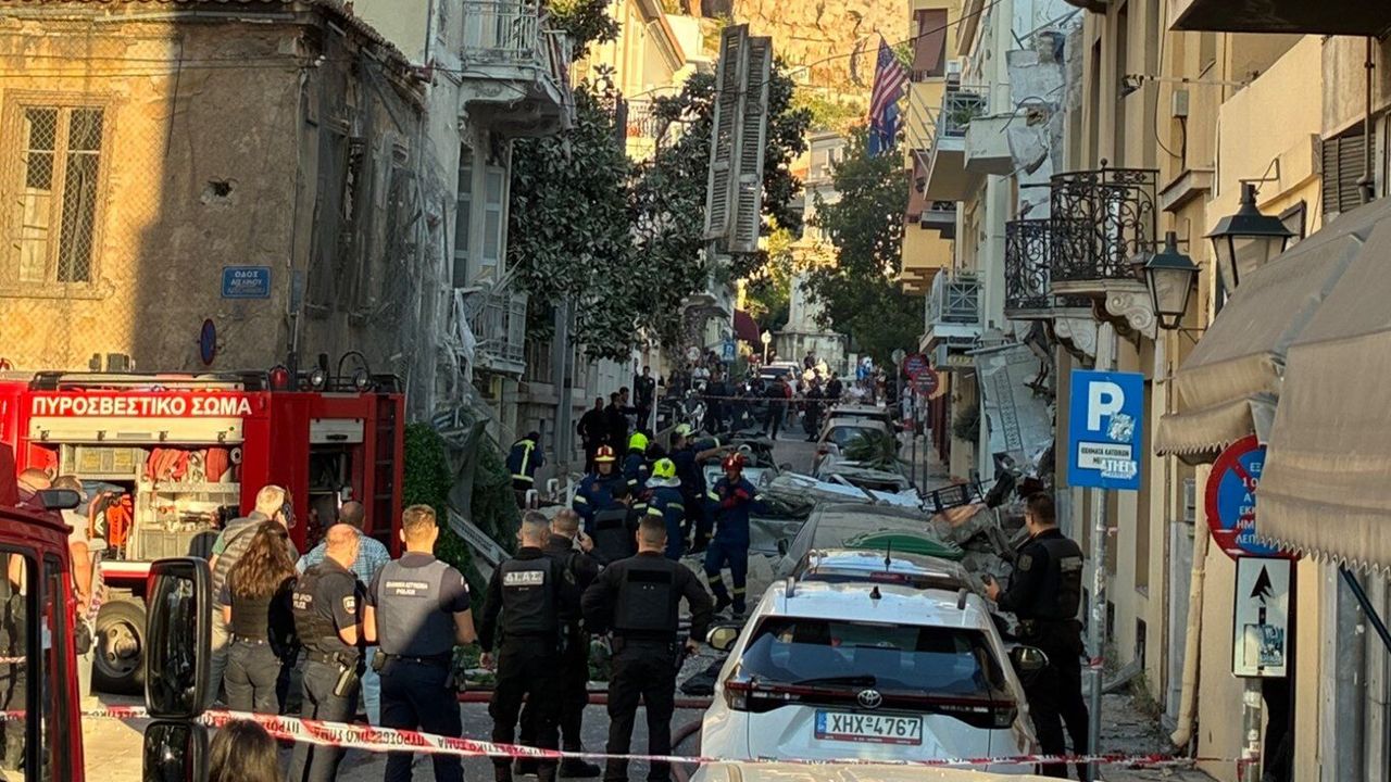 Atina'da meydana gelen patlamada bir bina kısmen çöktü: 3 yaralı