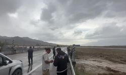 Sel nedeniyle Türkiye-İran kara yolu ulaşıma kapandı