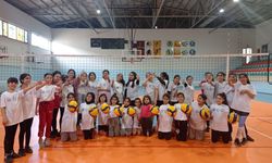 Bağlar Belediyespor, kız çocuklarına voleybol sevgisi aşılıyor