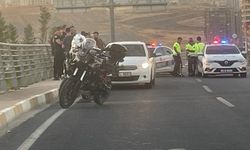 Şanlıurfa'de motosikletli polislere kamyonet çarptı: 2 yaralı