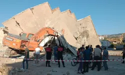Korkunç kaza: İş makinesinin üzerine 6 katlı bina çöktü!