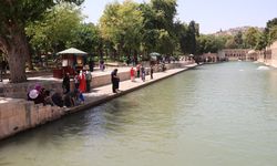 Şanlıurfa'da Kavurucu Sıcaklar Devam Ediyor, Vatandaşlar Serinlemek İçin Farklı Yollar Deniyor