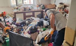 Adana'da atık biriktiren şahsın evinden 20 ton çöp çıkarıldı