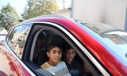 Başkan Beyazgül'ün Ev Ziyaretlerinde Çocuklara Togg Sürprizi